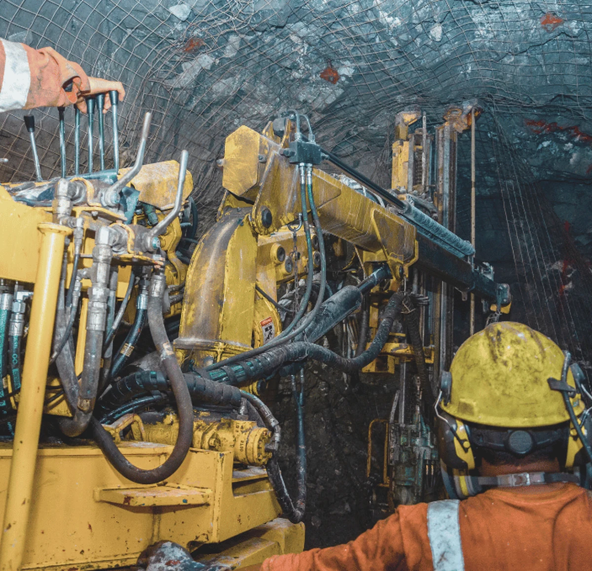 Mining reeling cable used with underground drilling equipment