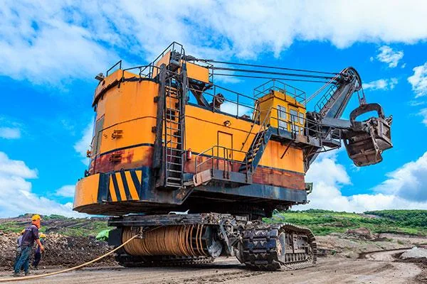 Mining excavator with flexible power cable route