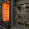 Application du fil PFA Fil de câblage PFA dans un panneau de commande de four industriel près d’éléments chauffants incandescents