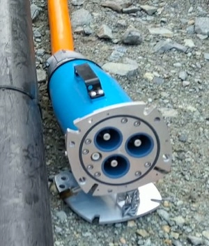 Acoplador de conexión rápida de tres núcleos instalado en el extremo de un cable de arrastre minero de media tensión