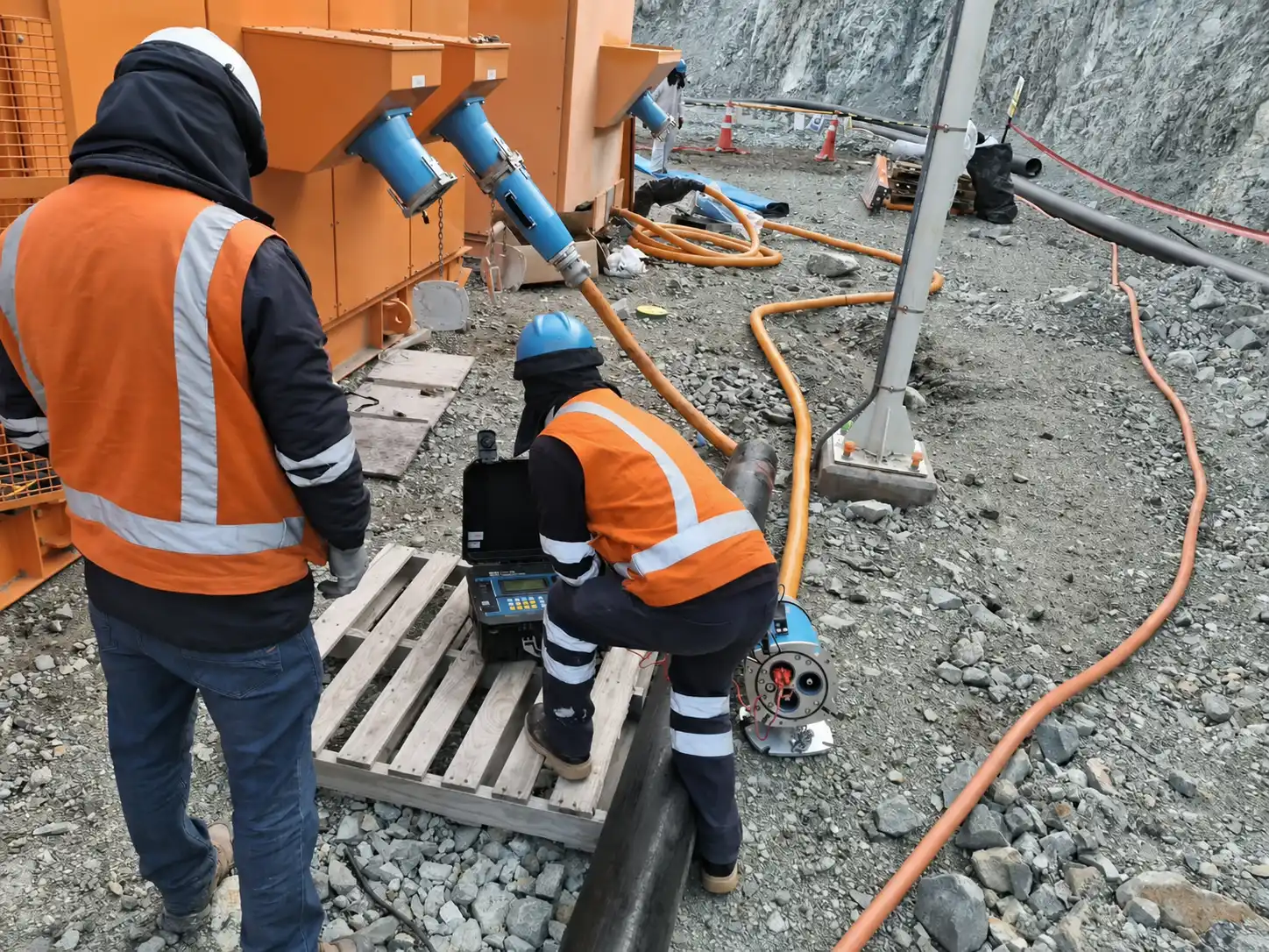 Técnicos de TEBAOFLEX poniendo en servicio un cable de arrastre minero de media tensión con un acoplador de tres núcleos en una mina a cielo abierto