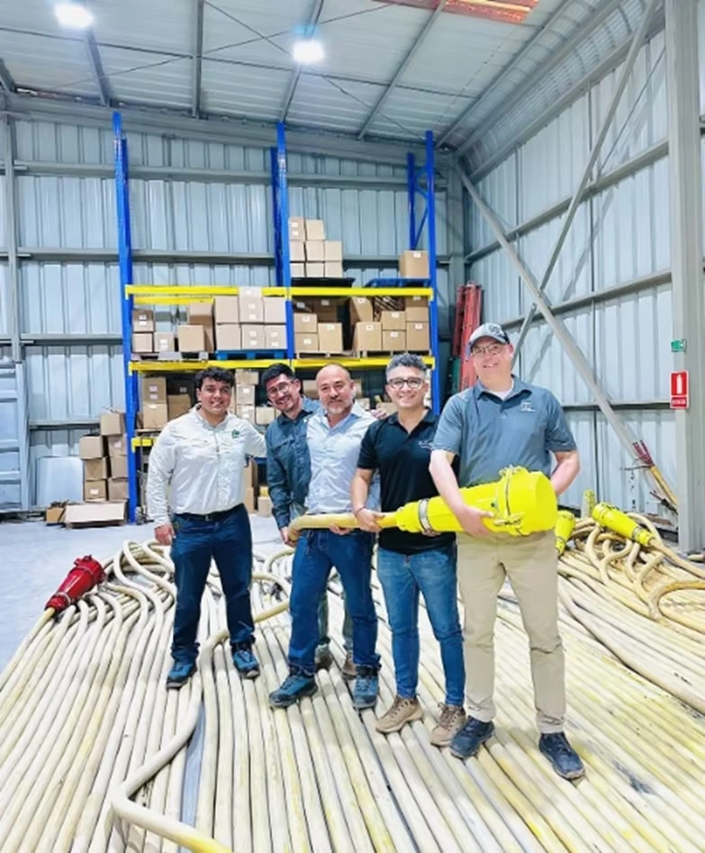 Equipo de TEBAOFLEX con acopladores de cables de arrastre mineros y cable de arrastre enrollado en un almacén