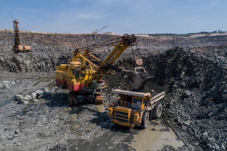 Open-pit mining equipment scene representing mobile mining duties for Type SHD-CGC portable power cable selection