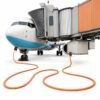 Cavo arancione di alimentazione a terra 400Hz che collega un aeromobile parcheggiato all'alimentazione del pontile d'imbarco passeggeri