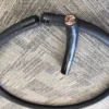 Zwinięty kabel naziemnego zasilania samolotów z odsłoniętym końcem
