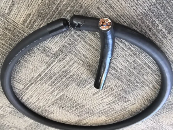 Zwinięty kabel naziemnego zasilania samolotów z odsłoniętym końcem