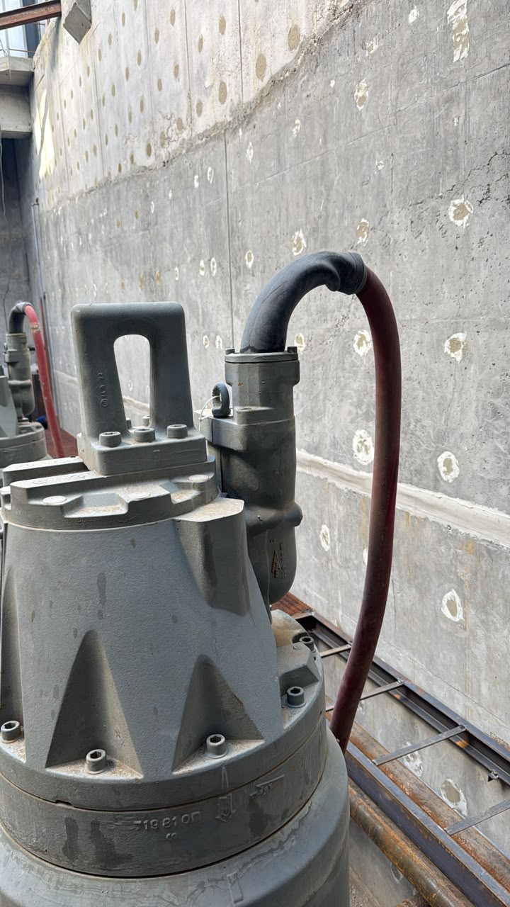 (N)TSCGEWCUEUS 6/10 kV pump power-control cable, combined power and control cable routed to a water-exposed industrial pump