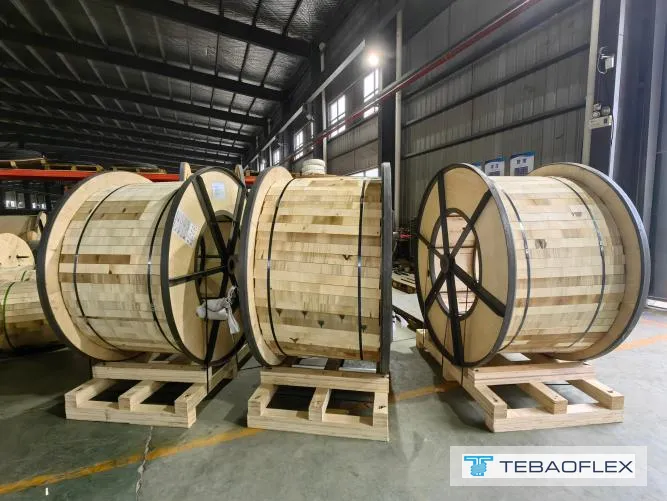 Neutral wooden cable drums without manufacturer stencil, ready for shipment to Singapore