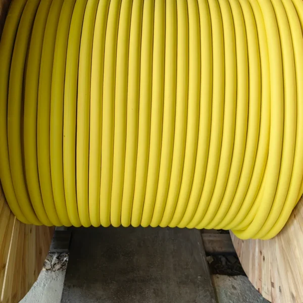 Touret de livraison du câble jaune (N)SHTÖU 4 × 16 Câble jaune (N)SHTÖU 4 × 16 pour tambour de grue, bobiné sur un touret de livraison à l'usine TEBAOFLEX