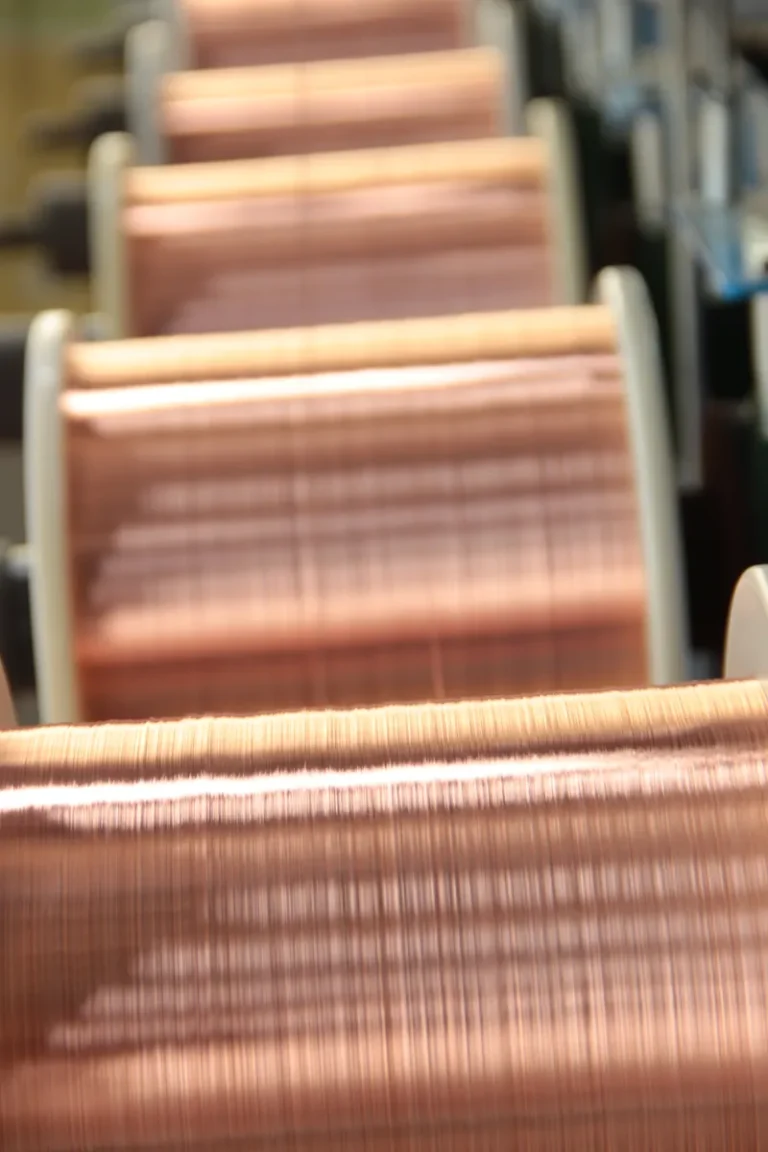 Bobine di filo di rame in un'area produttiva TEBAOFLEX