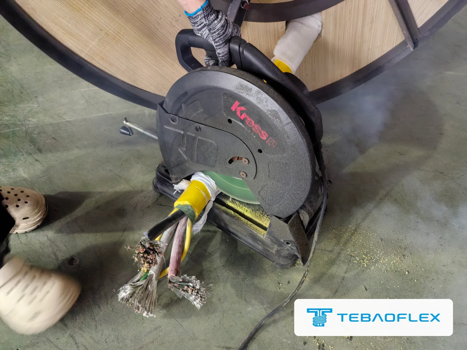 Cutting a sample from the 3×185 cable for the cross-section and stripping checks