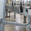 Гибкий контрольный кабель PVC — Y, YCY и VCT 600 V — применение Серый контрольный кабель PVC входит через кабельный ввод в шкаф управления промышленного конвейера