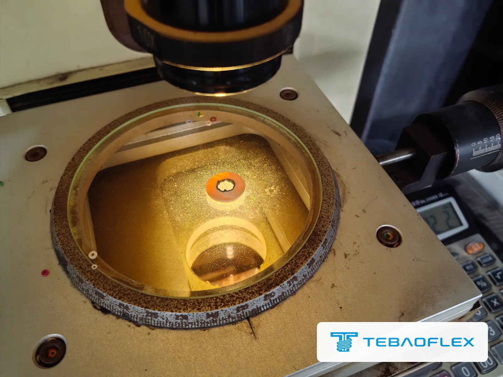 Insulation slice of a 12/20 kV core on the measuring projector for the thickness check
