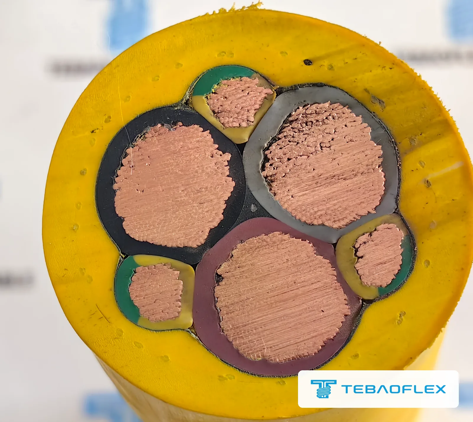 Close-up cross-section of (N)SHTÖU-J 3×70+3×35/3: three power cores, three split earth cores, inner sheath, braid ring and outer sheath
