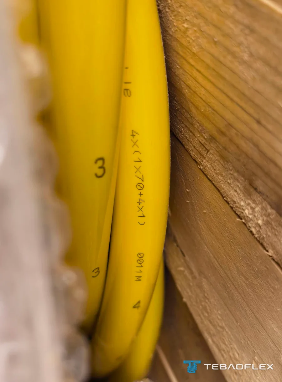 Packed drum opened at the flange: cores numbered 3 and 4 of the 4×(1×70+4×1) cable with metre marking, protected with bubble film