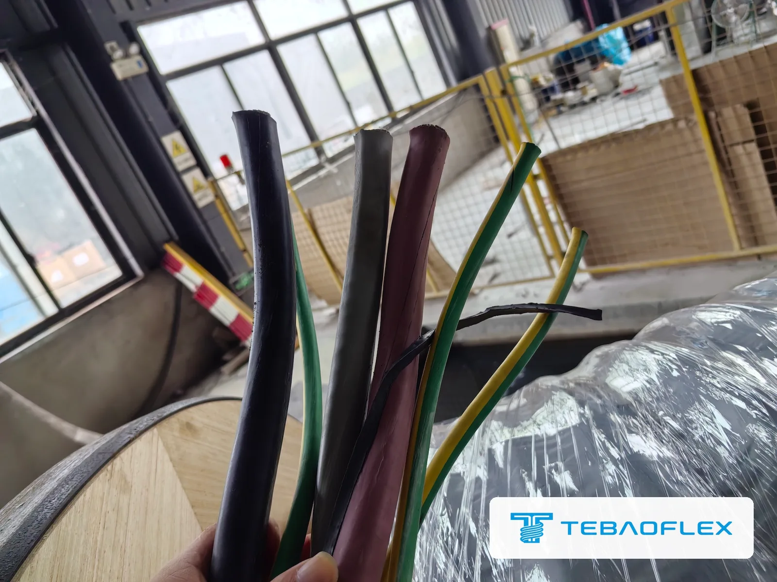 Cores of the 3×185 cable separated: black, brown and grey power cores and green-yellow earth cores