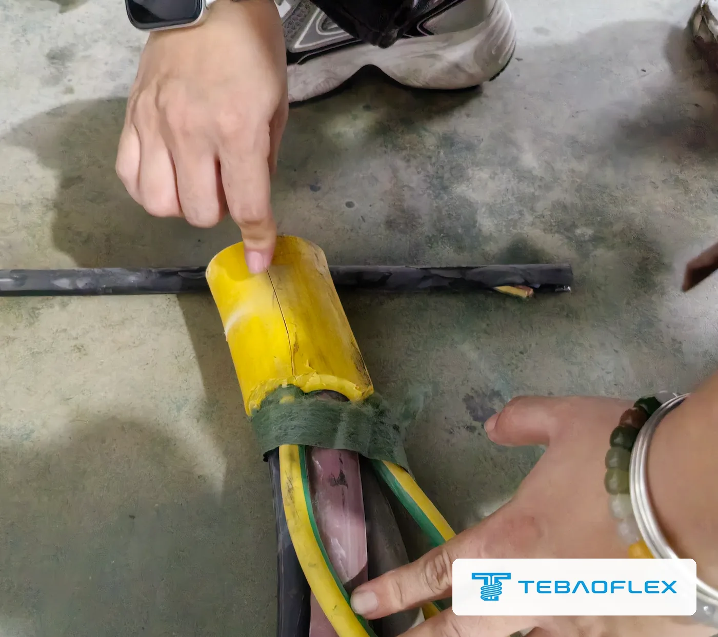 Yellow sheath cut back on the 3×185 cable, showing the green non-woven tape over the laid-up cores