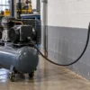 Переносной силовой кабель SEOOW TPE 600 V — применение Портативный шнур питания TPE для питания небольшого промышленного компрессора в мастерской технического обслуживания