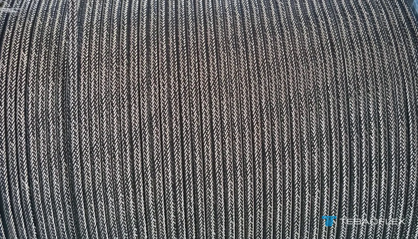 Conducteurs de puissance isolés avec leur blindage tressé composite en cuivre étamé et polyamide, enroulés sur une bobine après tressage