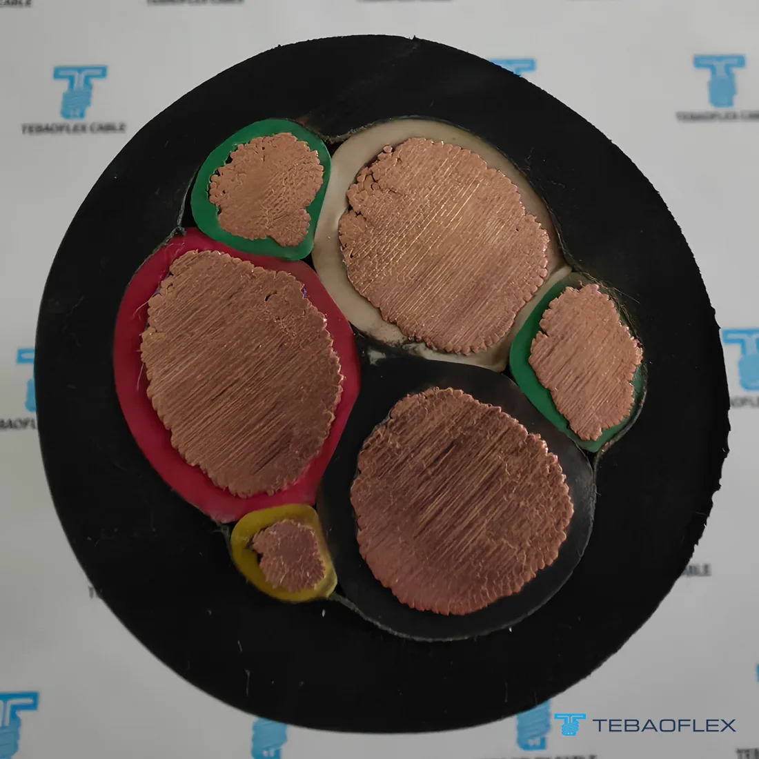 Coupe transversale du câble Type G-GC 2000 V 3×4/0+2×2+1×8 AWG : trois conducteurs de puissance 4/0 AWG à isolation rouge, blanche et noire, deux conducteurs de mise à la terre 2 AWG à isolation verte et un conducteur de contrôle de terre jaune 8 AWG sous une gaine noire
