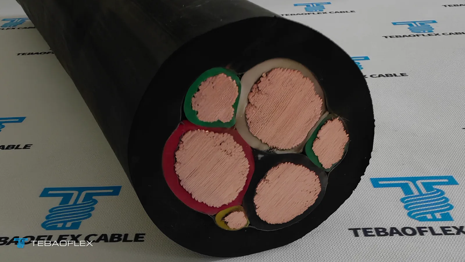 Extrémité coupée du câble portable minier TEBAOFLEX Type G-GC 2000 V 3×4/0+2×2+1×8 AWG montrant les trois conducteurs de puissance, les deux conducteurs de mise à la terre et le conducteur de contrôle de terre