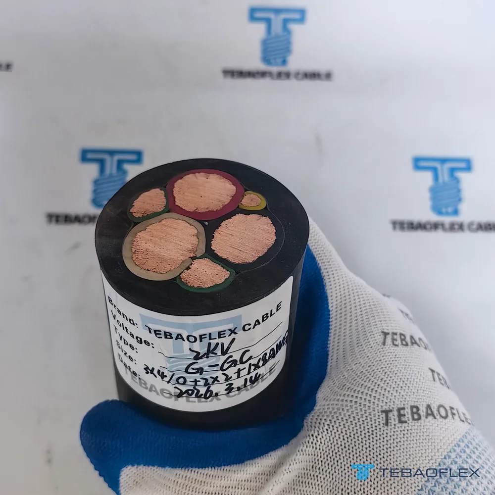 Échantillon coupé du câble tenu dans une main gantée, étiqueté TEBAOFLEX CABLE, 2KV, G-GC, 3x4/0+2x2+1x8AWG
