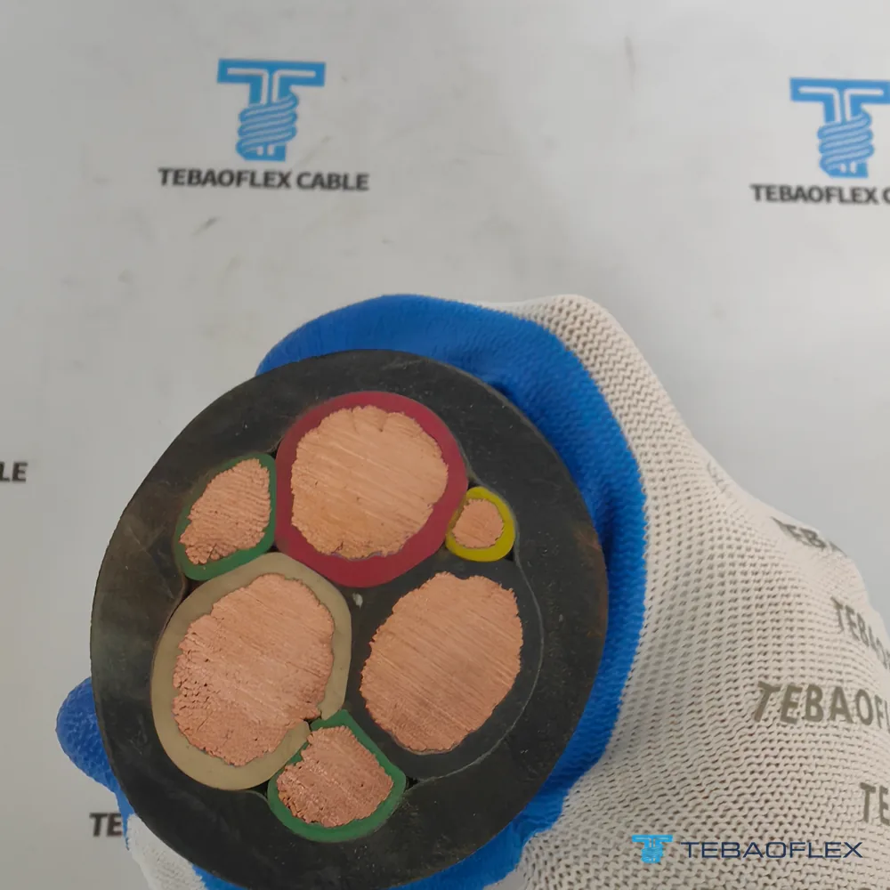 Gros plan de l'extrémité coupée : trois gros conducteurs de puissance 4/0 AWG, deux conducteurs de mise à la terre verts et le conducteur de contrôle de terre jaune, plus petit