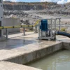 Cabo mineiro YnOGY amarelo que liga um quadro de alimentação mineiro fechado a uma bomba portátil num percurso com apoios